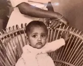 Masques et fissures derrière la femme forte