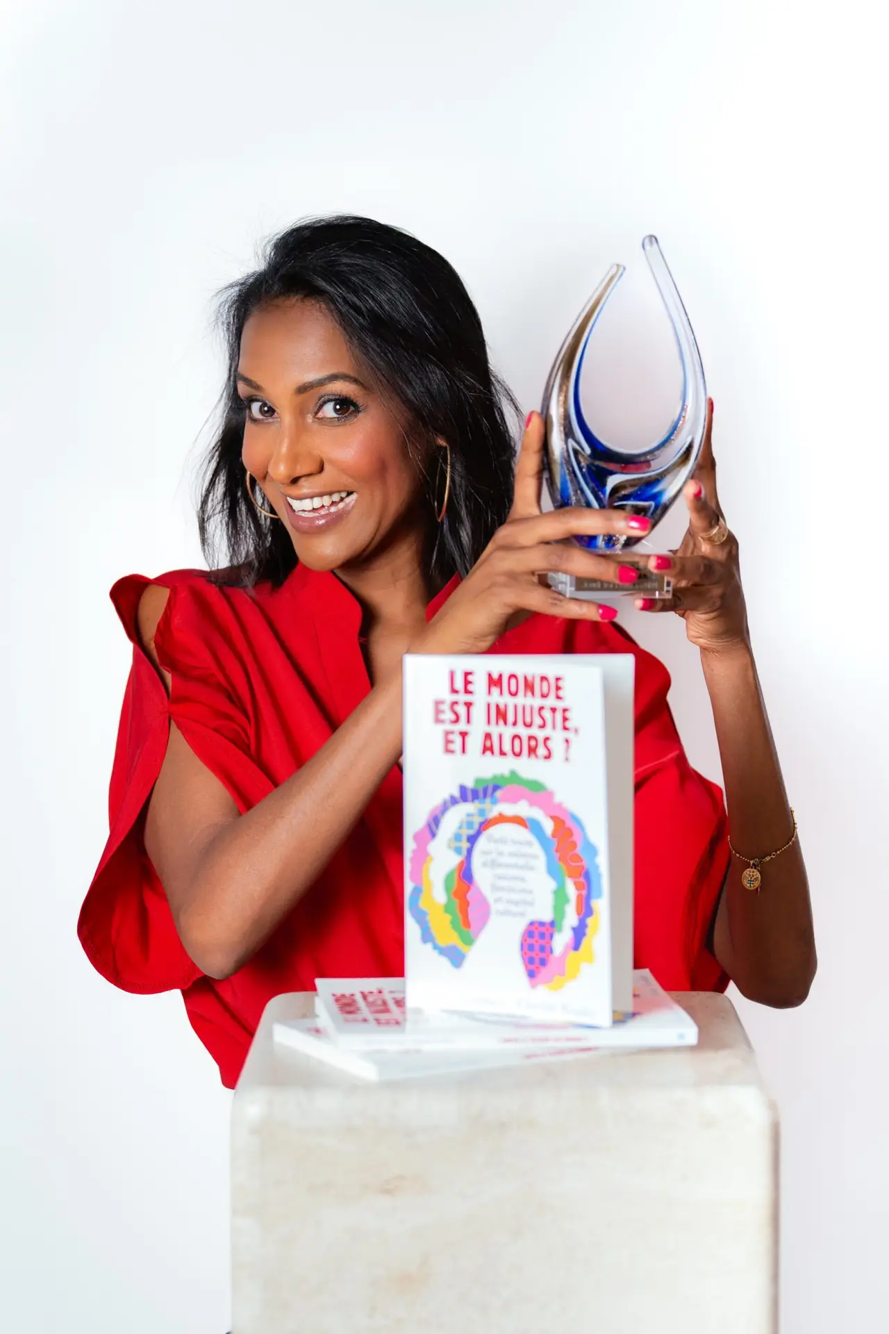 Tania Gombert avec le trophee et son livre