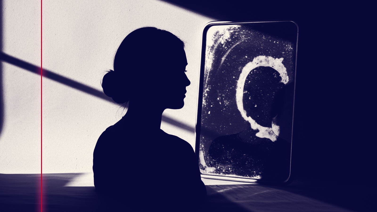 Silhouette féminine de profil dans un clair-obscur ambré, reflet partiel dans un miroir ancien aux contours flous, palette beige cuivré et bleu profond, métaphore de l'introspection face à l'injonction de devenir la meilleure version de soi-même