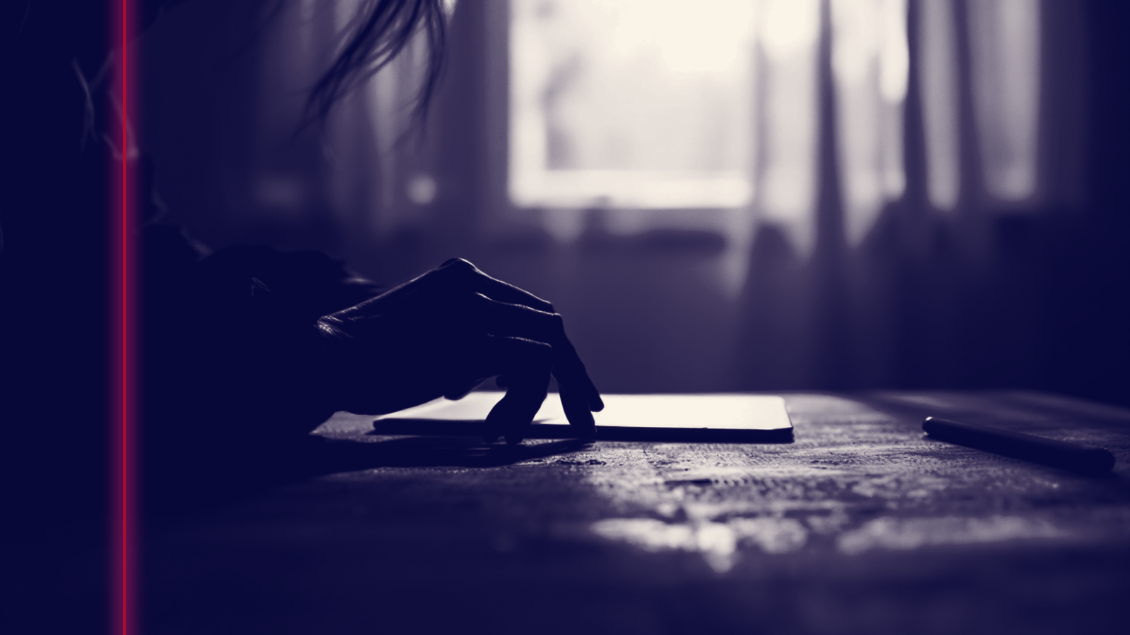 Silhouette humaine assise dans un clair-obscur ambré, main posée sur une surface texturée beige et cuivre, métaphore visuelle de l'introspection face à l'injonction de résilience au travail