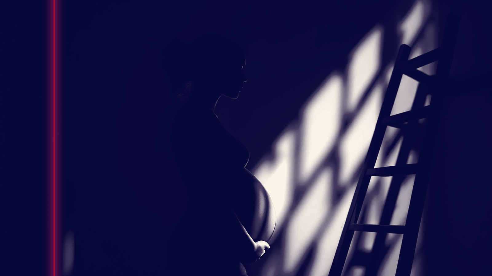 Silhouette de profil d'une femme enceinte en contre-jour, debout au pied d'une échelle dans une pièce sombre, sous un faisceau de lumière, image du plafond de mère décrit par le rapport du Haut Conseil à l'égalité