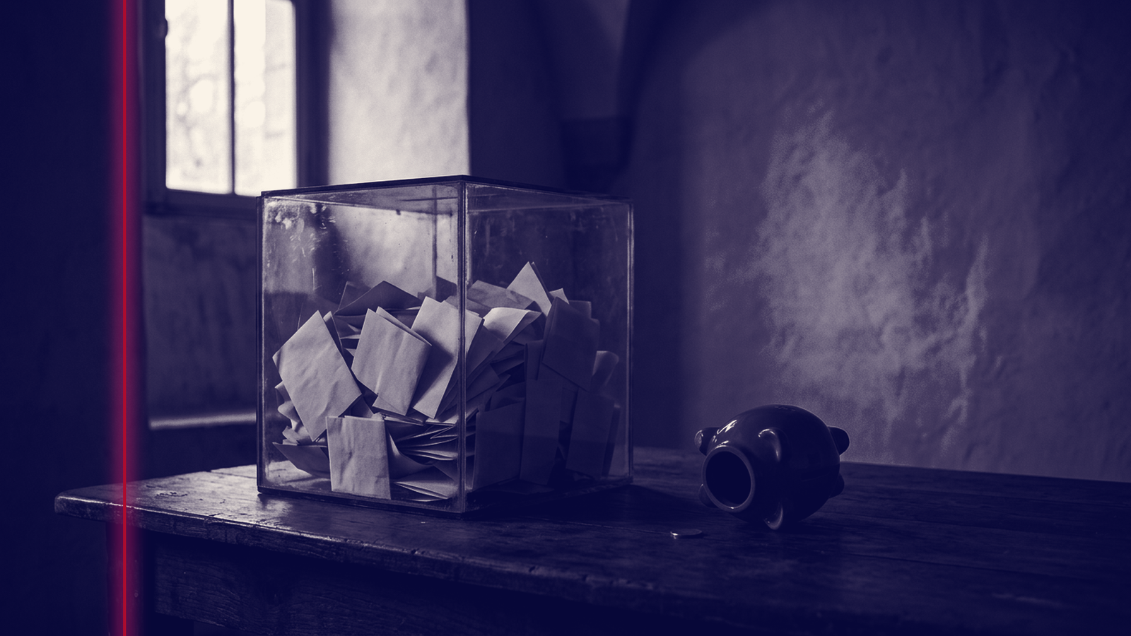Grande urne de vote en verre posée sur une table de bois sombre, remplie de bulletins blancs, à côté une tirelire vide renversée, lumière froide venue d'une fenêtre haute, aucune personne, aucun texte