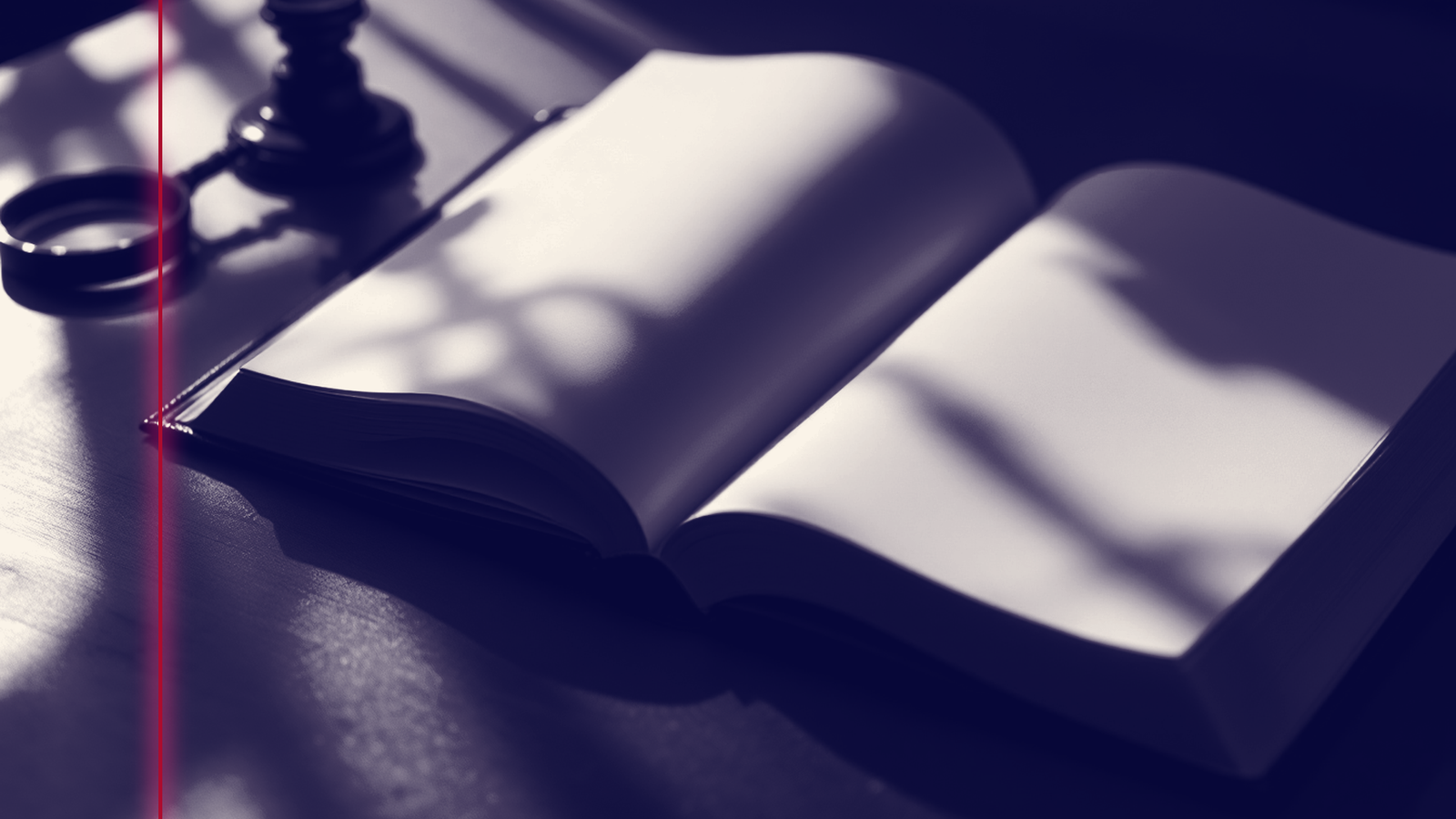 Manuscrit relié aux pages vierges posé sur une table sombre, à côté d'une loupe et d'un cadran gradué, faisceau de lumière rasante, nature morte éditoriale évoquant la mesure appliquée à un texte littéraire