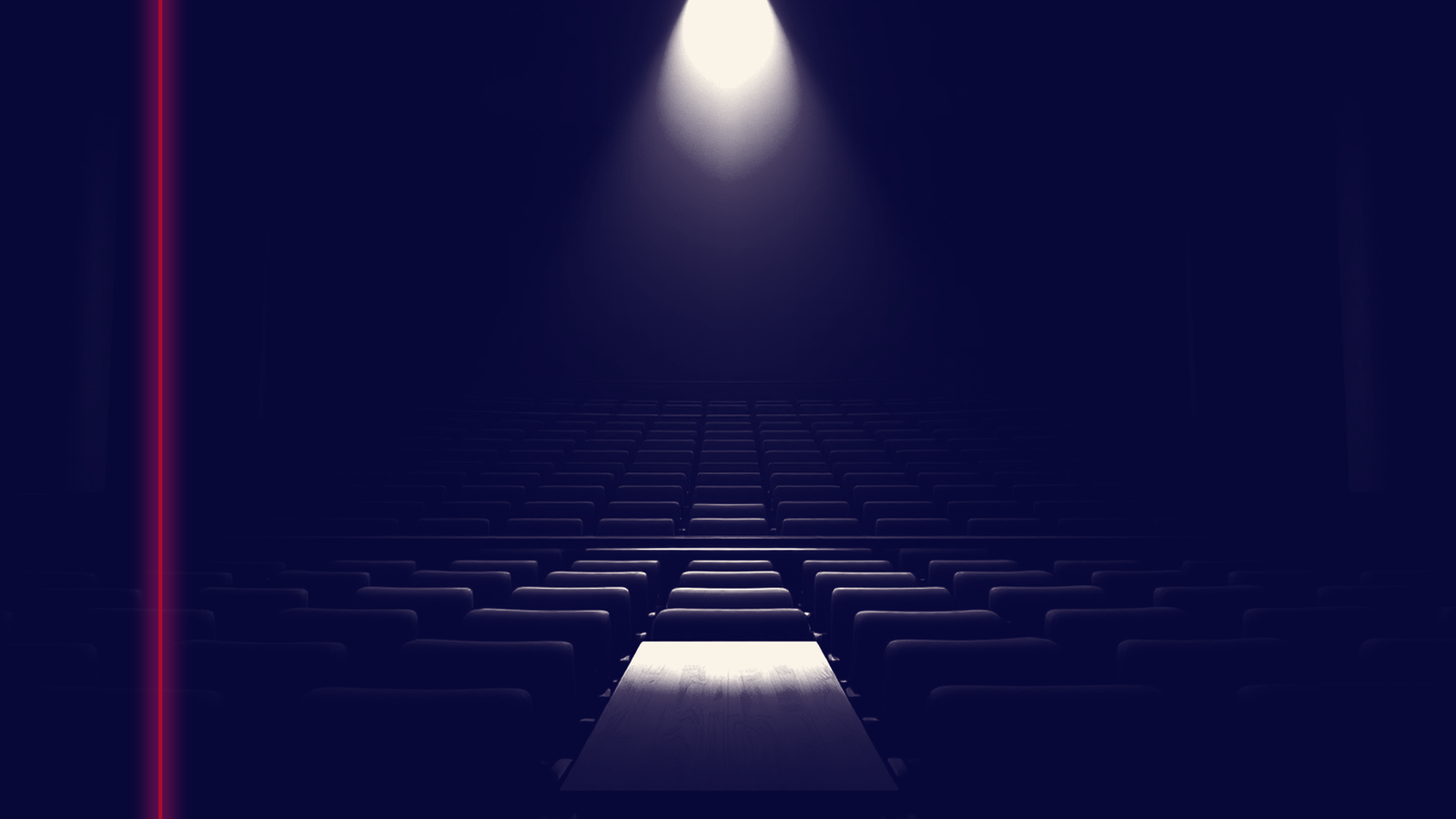 Amphithéâtre universitaire vide plongé dans la pénombre, rangées de sièges déserts, un seul pupitre au premier plan éclairé par un faisceau de lumière froide venu d'en haut, atmosphère grave de tribunal silencieux