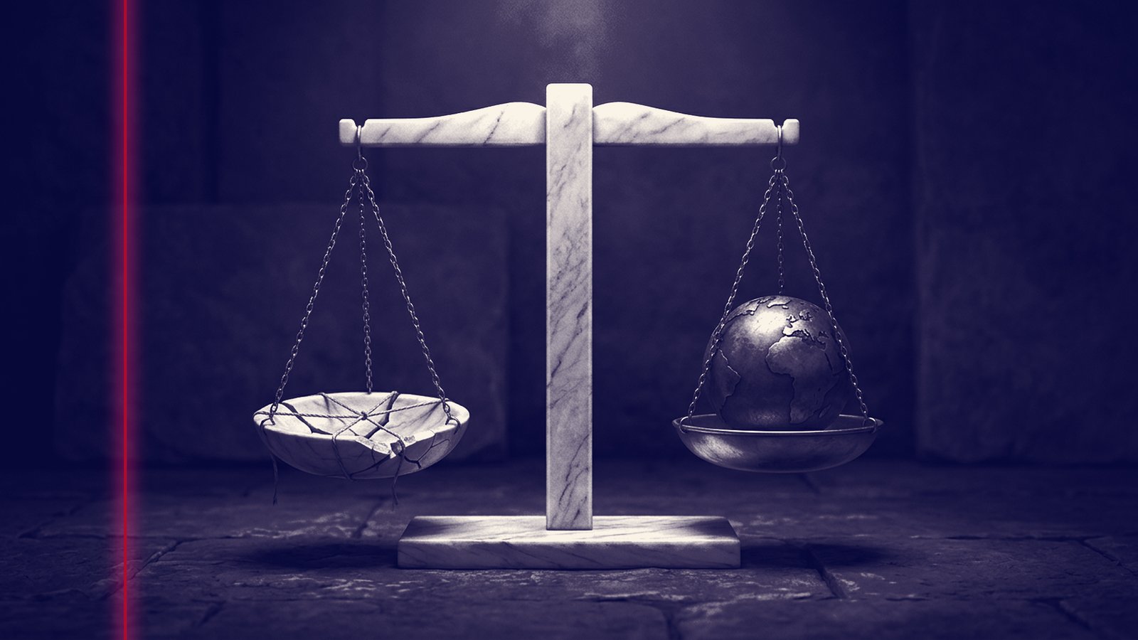 Balance de justice en marbre clair posée sur un sol de pierre sombre, un plateau fissuré retenu par un fil, l'autre portant un petit globe, lumière unique tombant d'en haut, aucune personne, aucun texte